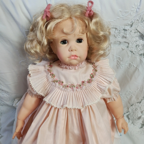 Madame Alexander 'Darlene' Curly Blonde Hair & Blue Eyes Baby Doll #8015 - Picture 2 of 12